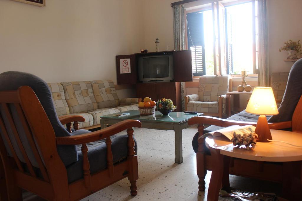 Trianon Hostel Paphos Ngoại thất bức ảnh