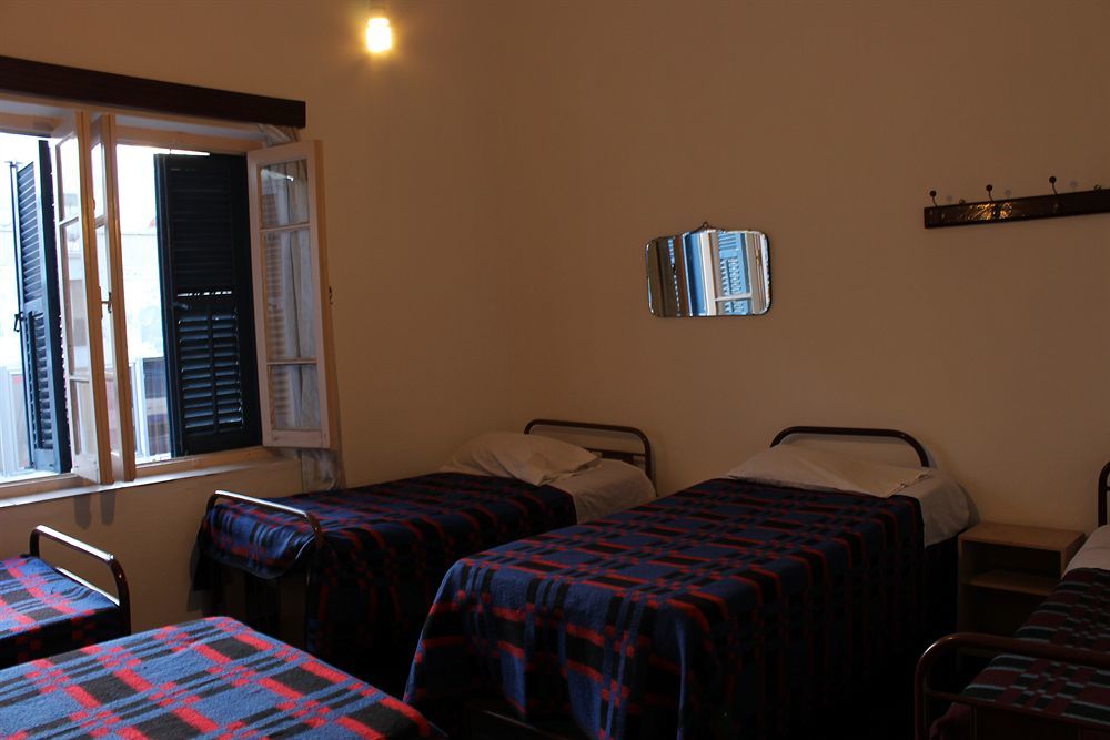Trianon Hostel Paphos Ngoại thất bức ảnh